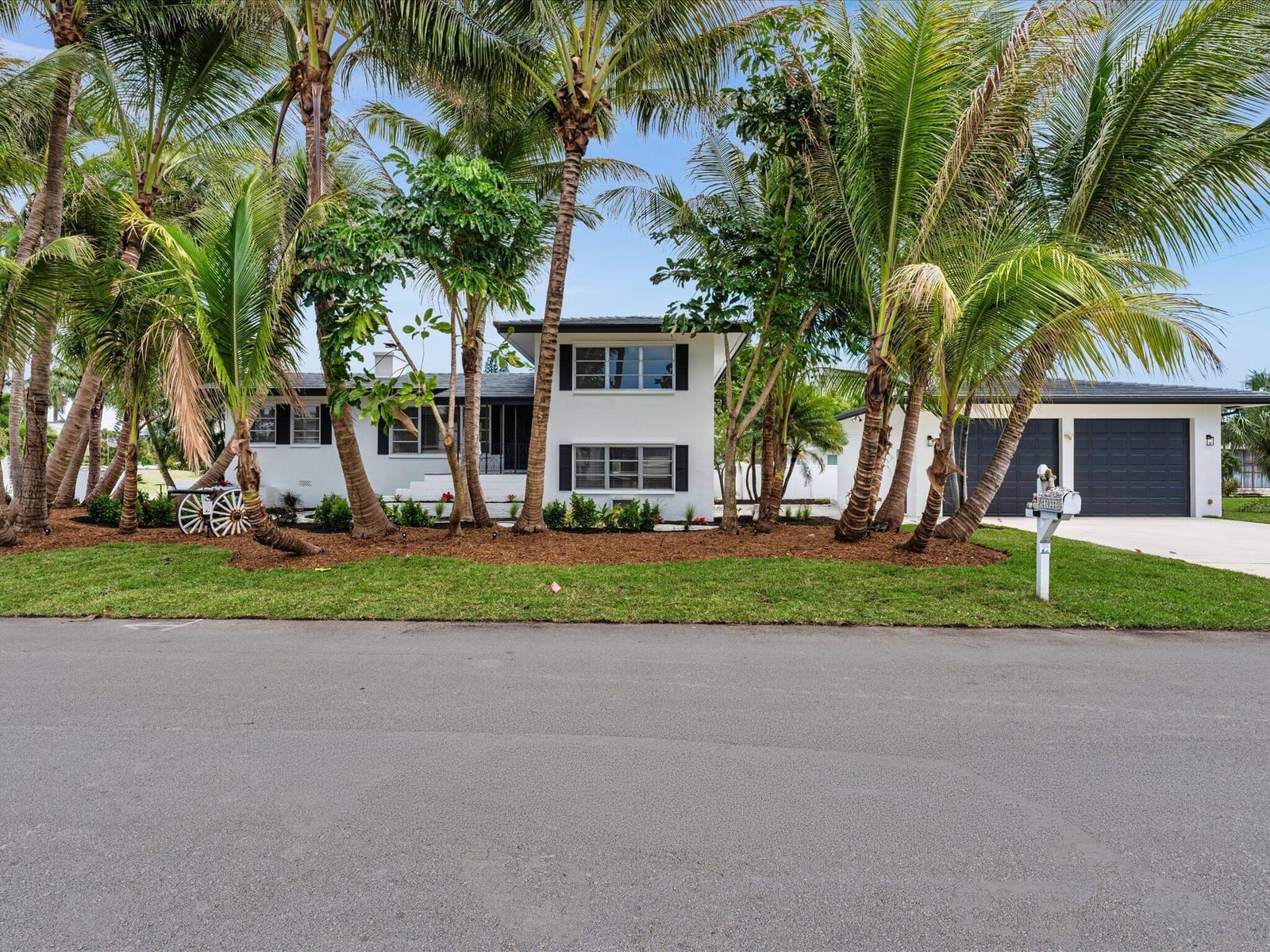 702 S RIVERSIDE Drive — photo 3