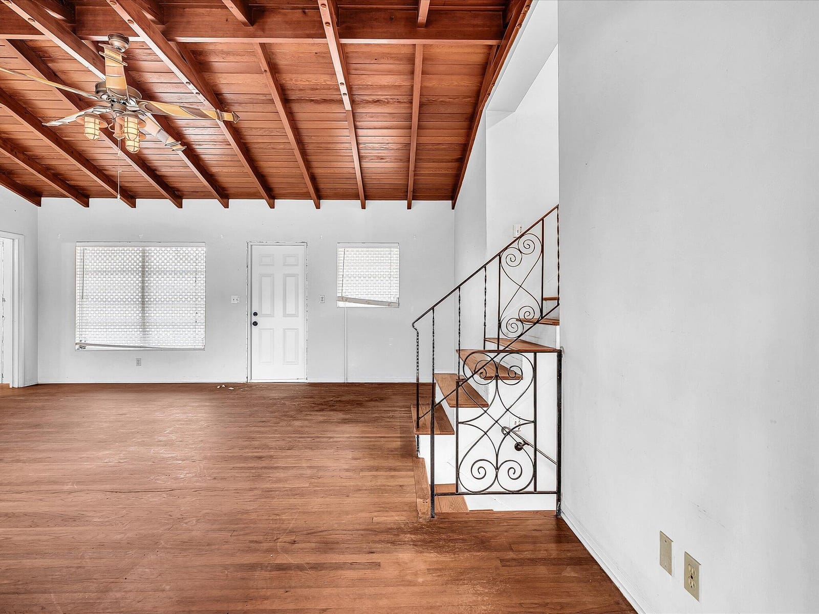 702 S RIVERSIDE Drive — photo 4