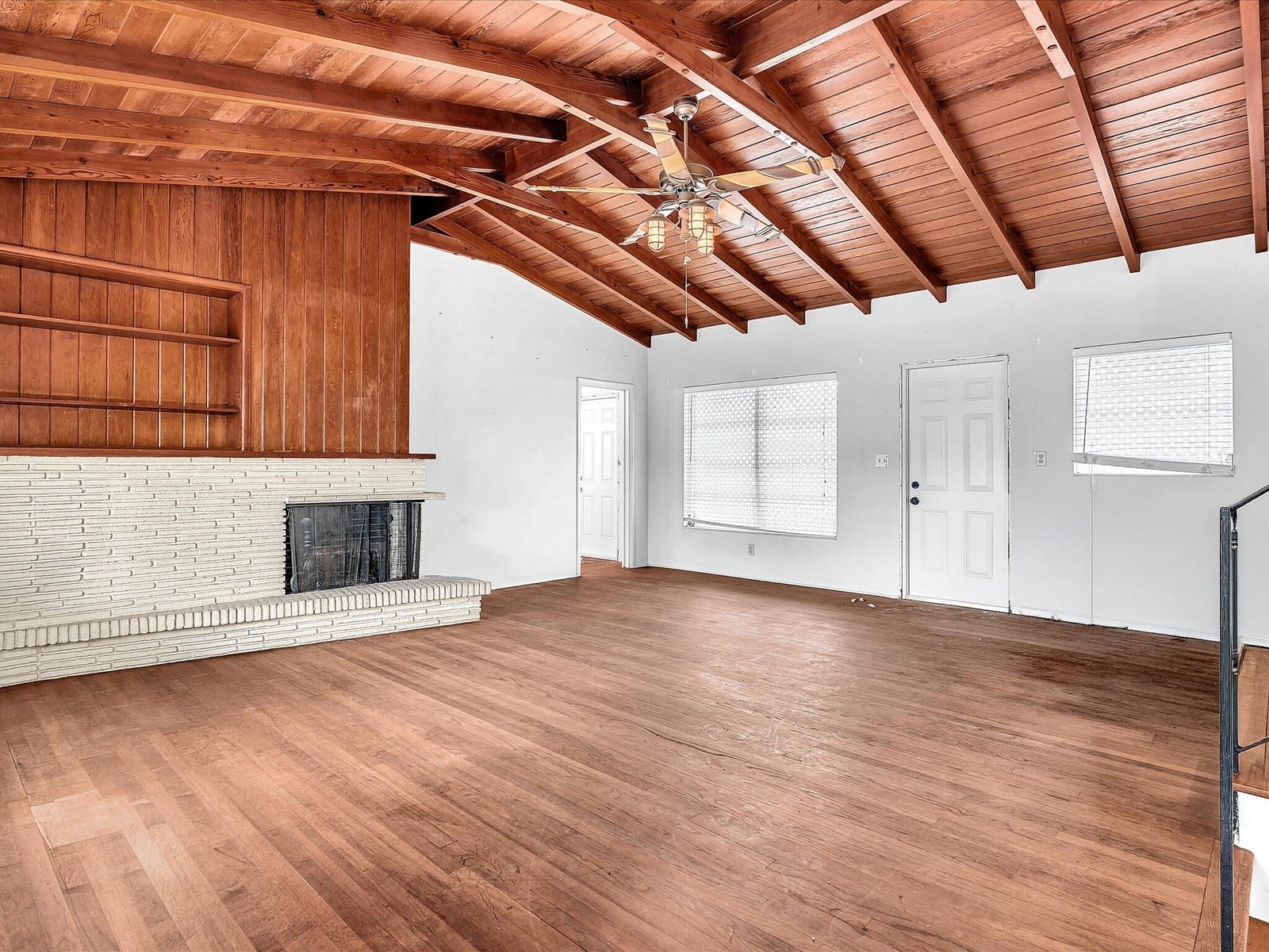 702 S RIVERSIDE Drive — photo 5