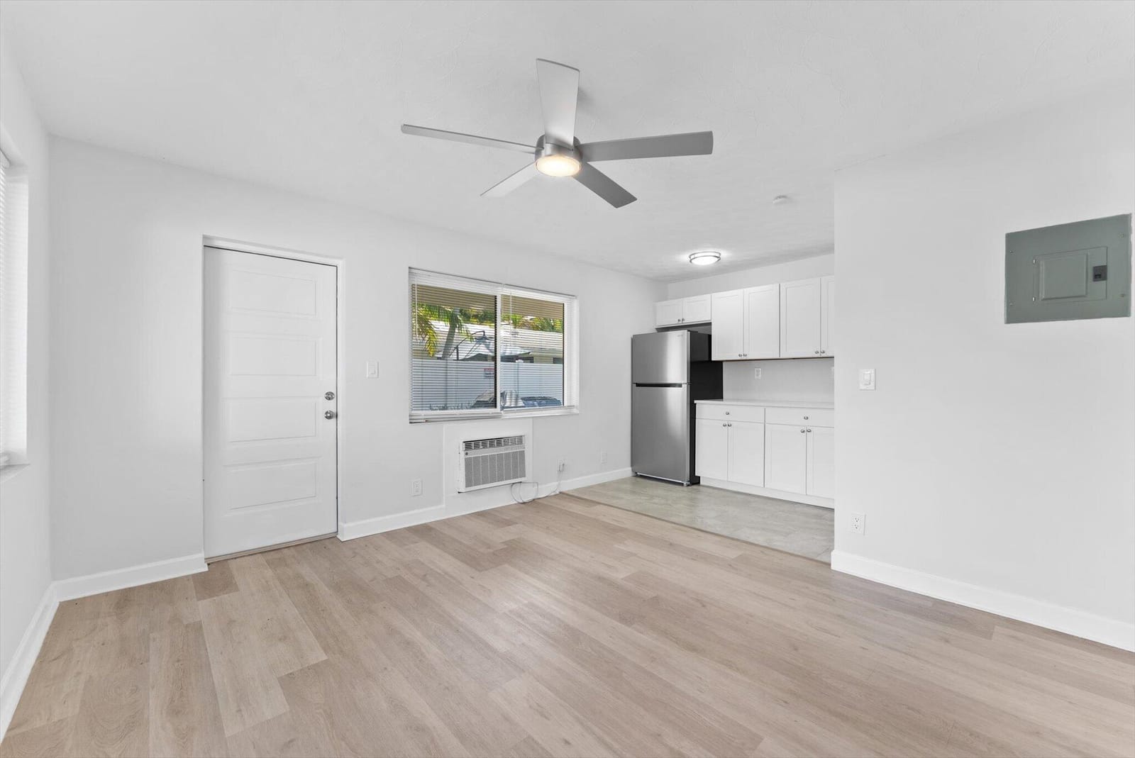 1632 NE 4th Place 1 — photo 3