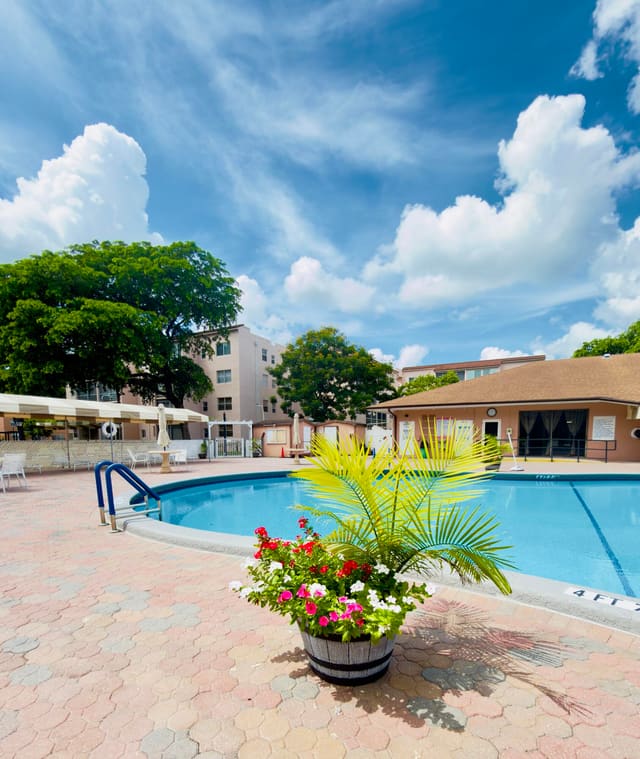 2801 SOMERSET Drive 201, Lauderdale Lakes, FL 33311