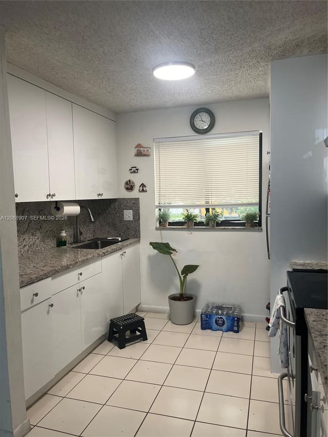 2745 W 62 202, Hialeah, FL 33016