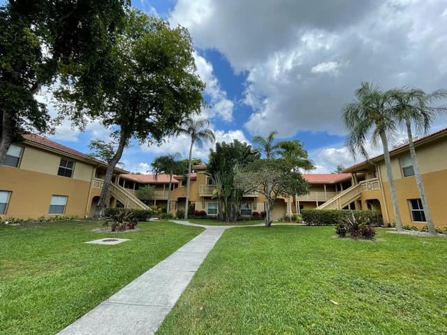 4783 Via Palm Lakes 104, West Palm Beach, FL 33417