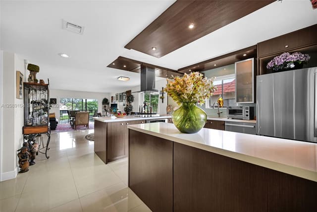 374 Lakeview Drive 204, Weston, FL 33326