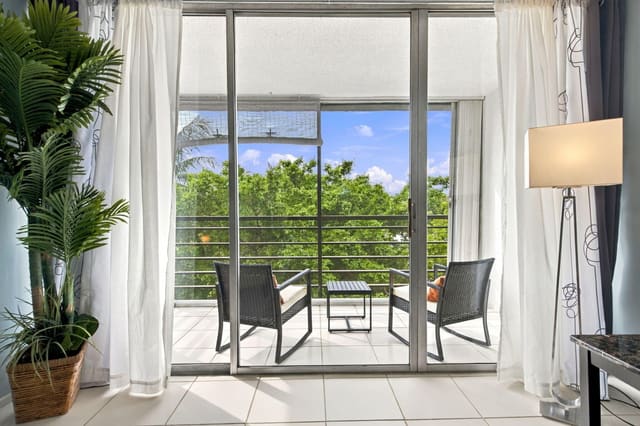 113 ROYAL PARK Drive 4E, Oakland Park, FL 33309