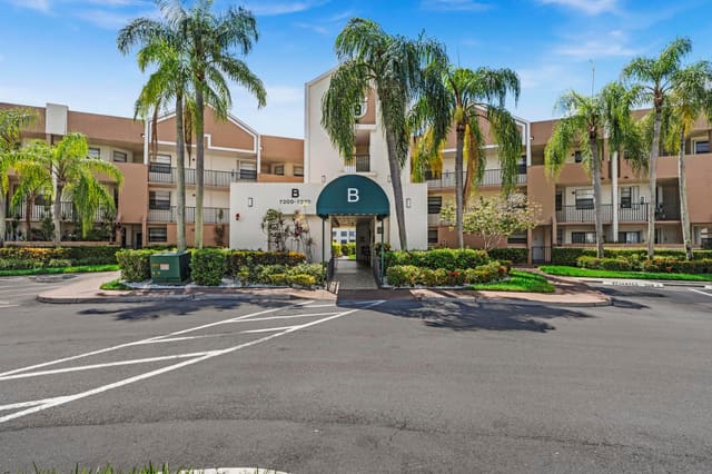 7216 Fairfax Drive 109, Fairfax, Tamarac, FL