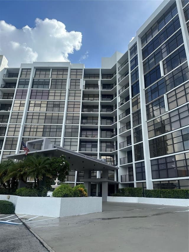 600 Parkview Drive 627, Hallandale Beach, FL 33009