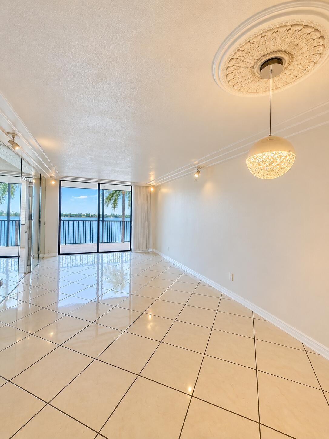 112 LAKE EMERALD Drive 203, Oakland Park, FL 33309 photo 2