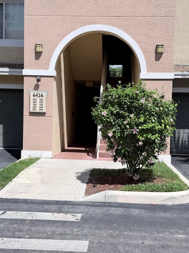 6426 EMERALD DUNES Drive 205, West Palm Beach, FL 33411