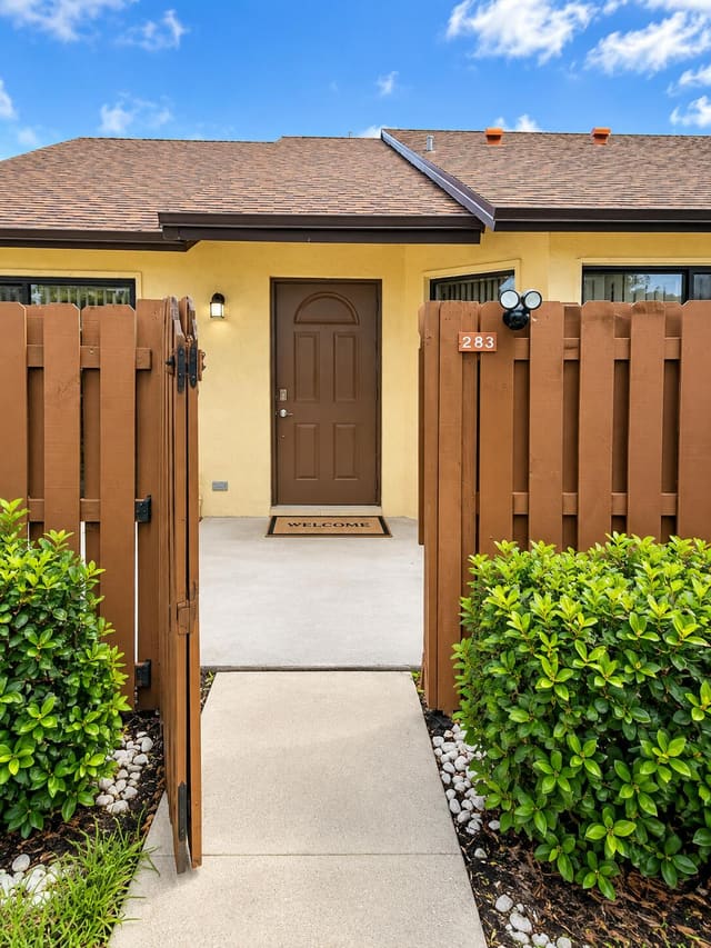 283 Springdale Circle 28C, Palm Springs, FL 33461