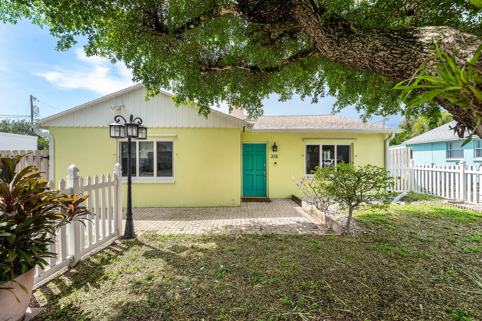 318 W Mango Street W — photo 1