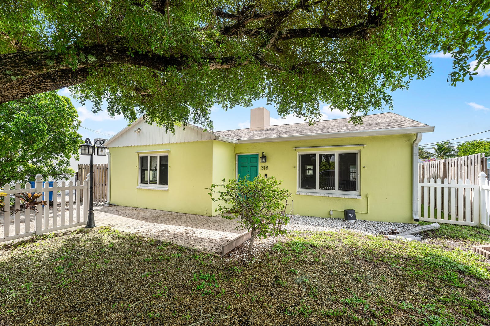 318 W Mango Street W — photo 2
