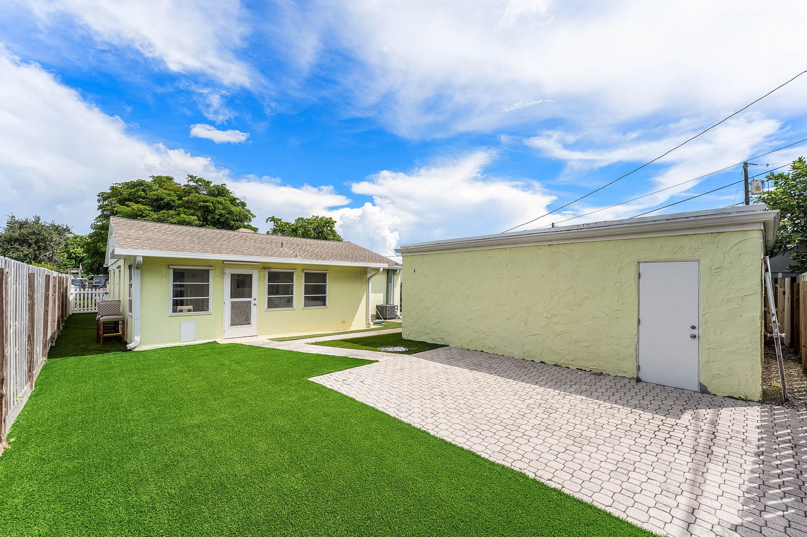 318 W Mango Street W — photo 8