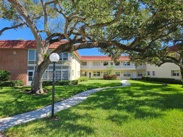 6 VISTA PALM Lane 103, Vero Beach, FL 32962