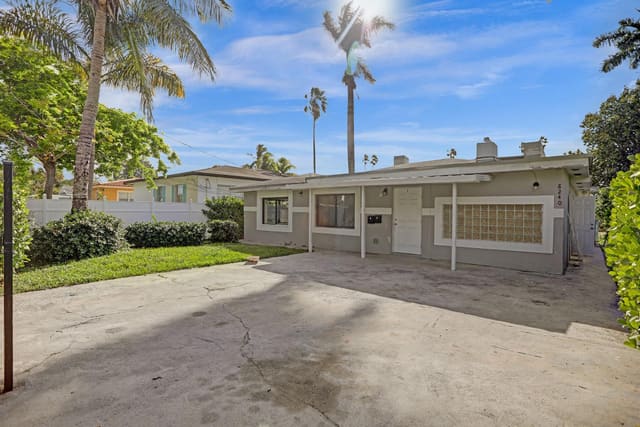 8240 NW 1st Place 1, Miami, FL 33150