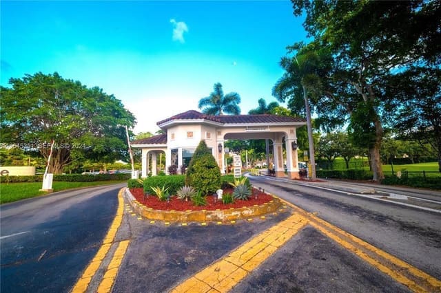 1300 SAINT CHARLES Place PH11, Pembroke Pines, FL 33026
