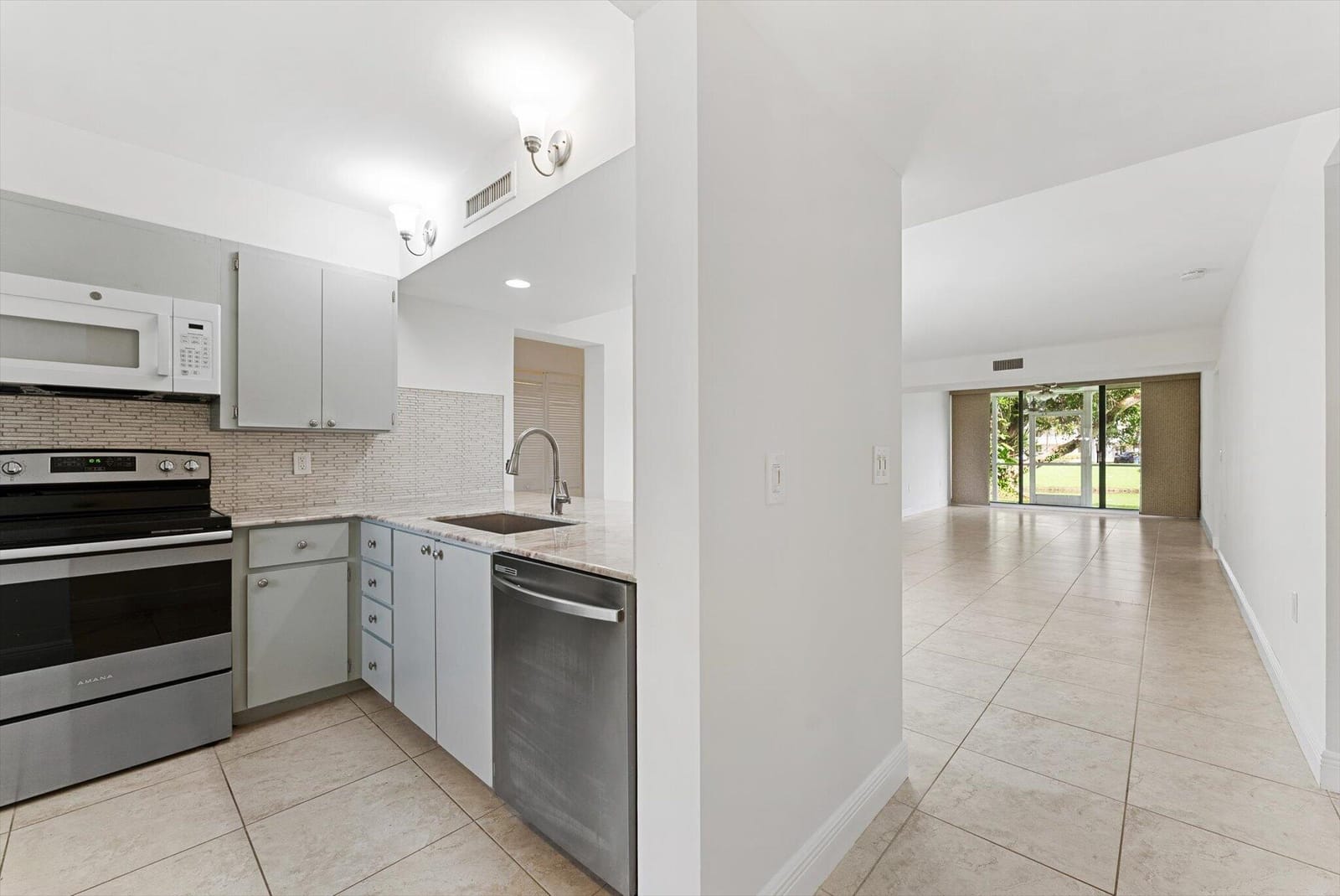 6205 BALBOA Circle 102 — photo 4