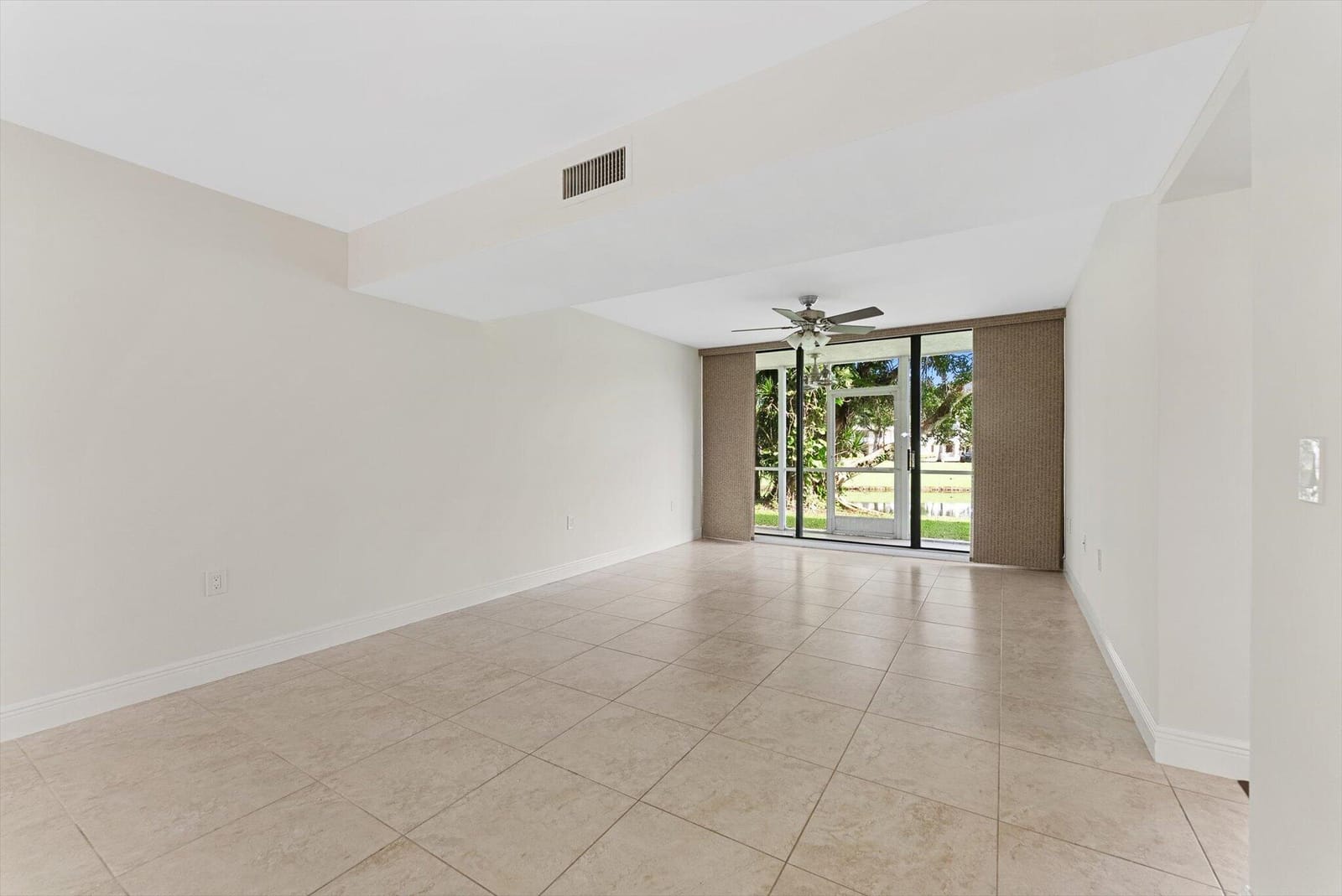 6205 BALBOA Circle 102 — photo 10