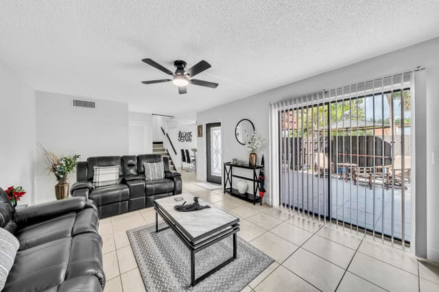 2228 WHITE PINE Circle A, Greenacres, FL 33415