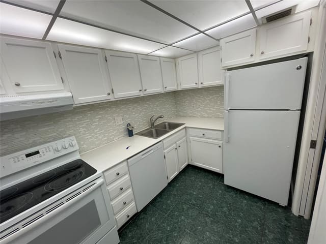 3740 INVERRARY Drive 2Y, Lauderhill, FL 33319