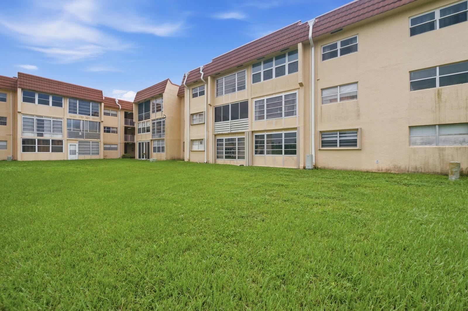 8841 Sunrise Lakes Boulevard 304, Sunrise, FL 33322 photo 23