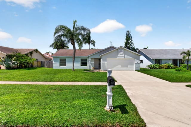 39 CEDAR Circle, Boynton Beach, FL 33436