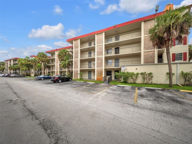 3070 NW 48th Terrace 111, Lauderdale Lakes, FL 33313