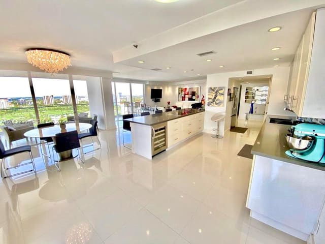 19707 Turnberry Way 27D, Aventura, FL 33180