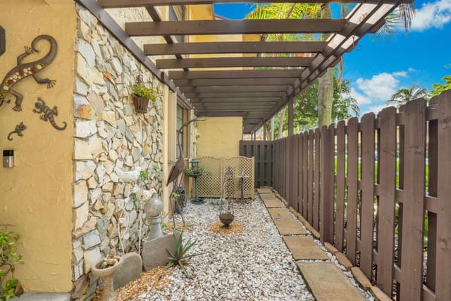 1142 N University Drive, Plantation, FL 33322