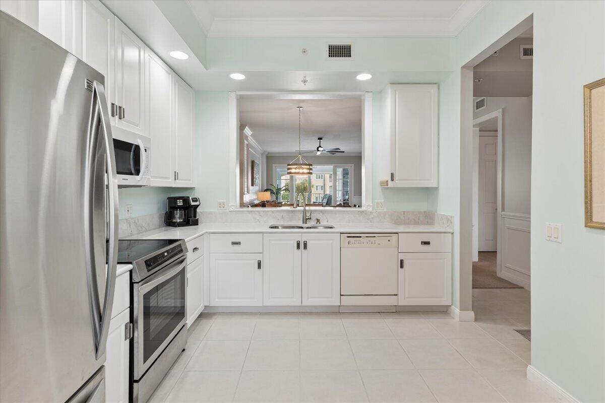 19 Harbour Isle Drive W 202, Fort Pierce, FL 34949 photo 8