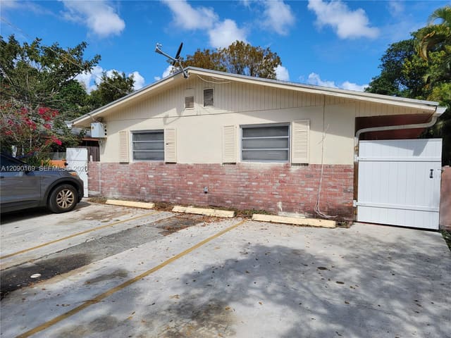 28 SW 8th Street 2, Hallandale Beach, FL 33009