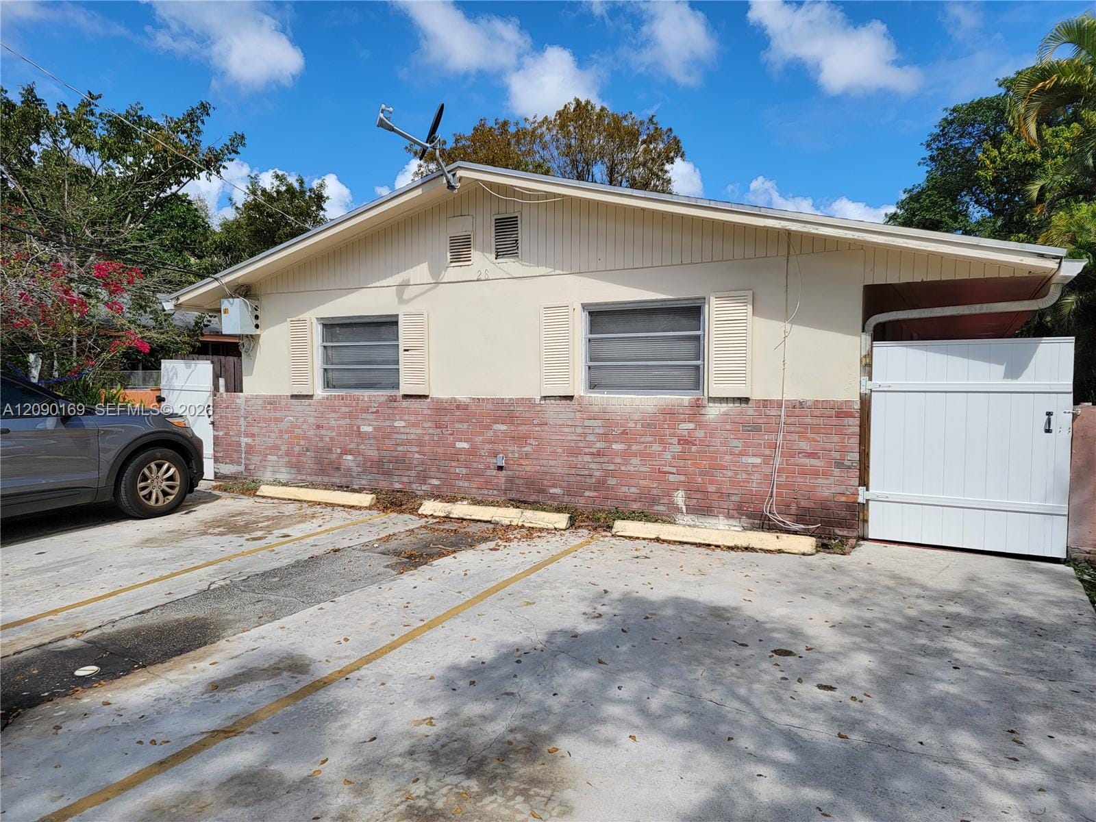 28 SW 8th Street 2, Hallandale Beach, FL 33009