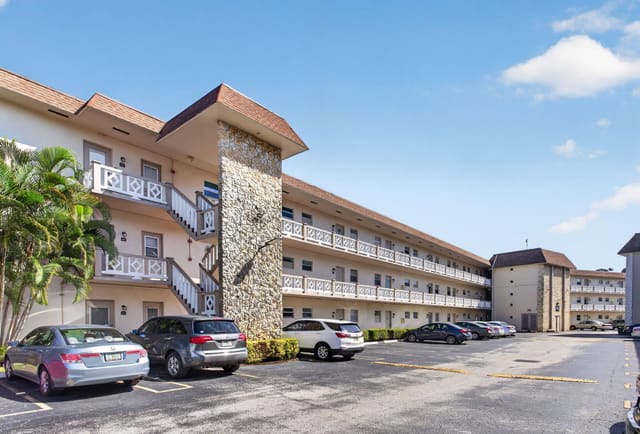 5181 W OAKLAND PARK Boulevard 104, Lauderdale Lakes, FL 33313