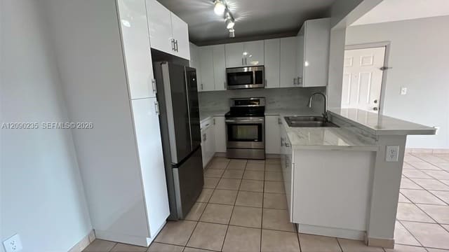 200 W Palm Circle W 104, Pembroke Pines, FL 33025