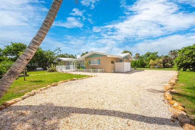 5885 Pine Tree, FL 33957