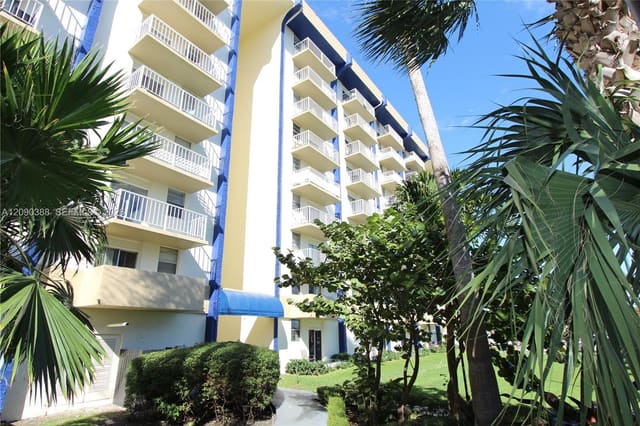4550 NW 9 Street 406E, Miami, FL 33126