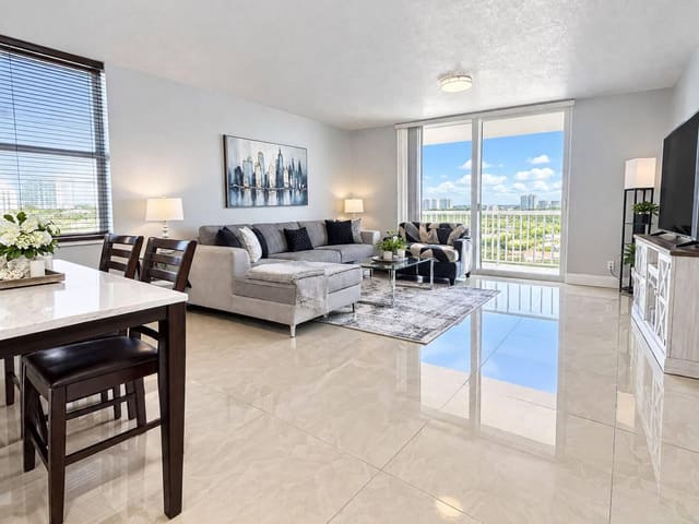 427 GOLDEN ISLES Drive 10D, Hallandale Beach, FL 33009