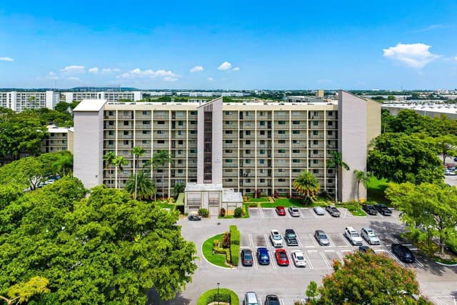 2205 S CYPRESS BEND Drive 103, Pompano Beach, FL 33069