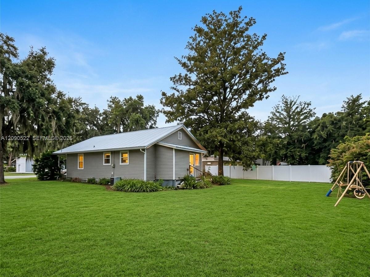1051 Lake Drive, FL 32055 photo 2