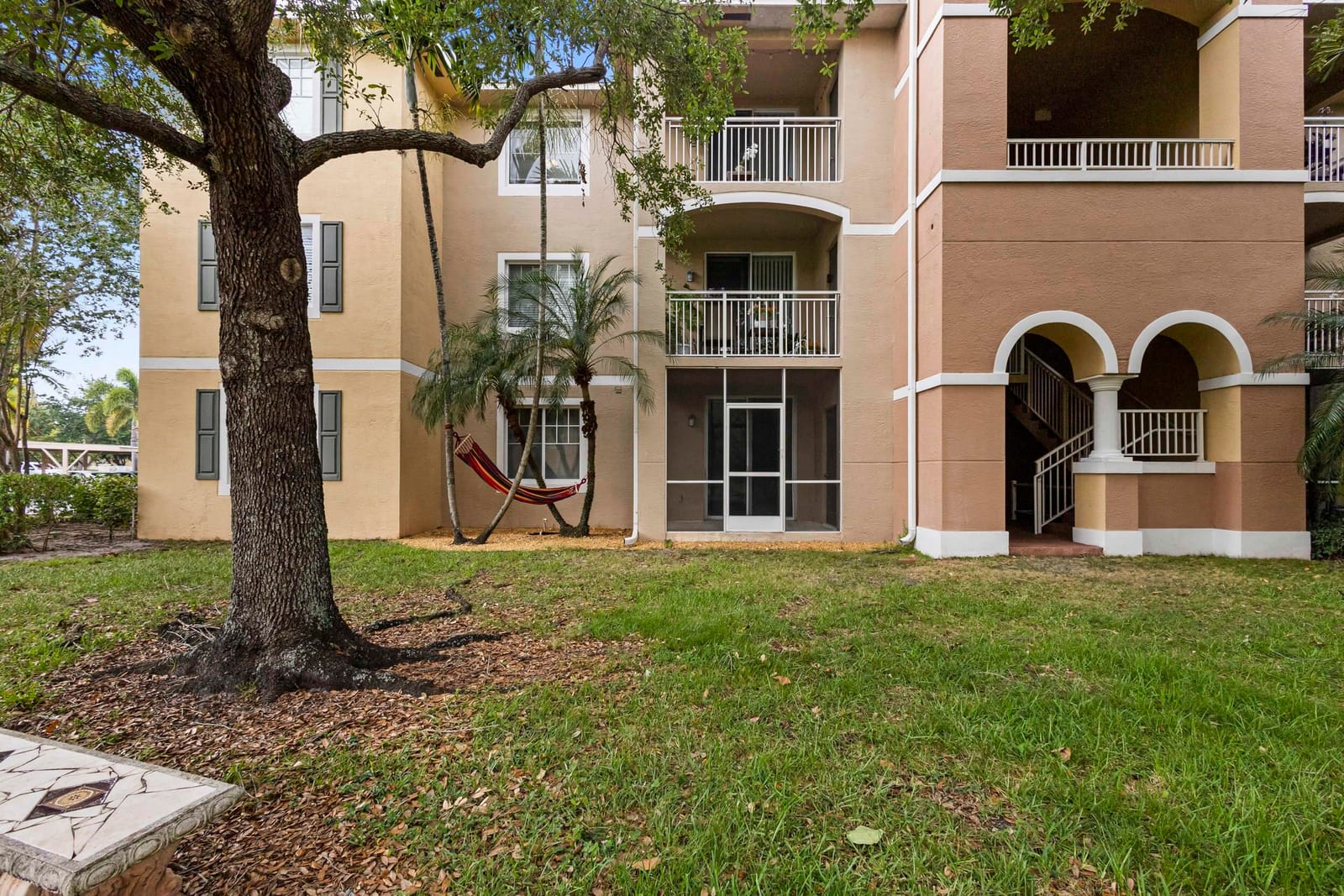 6450 EMERALD DUNES Drive 103, West Palm Beach, FL 33411 photo 2
