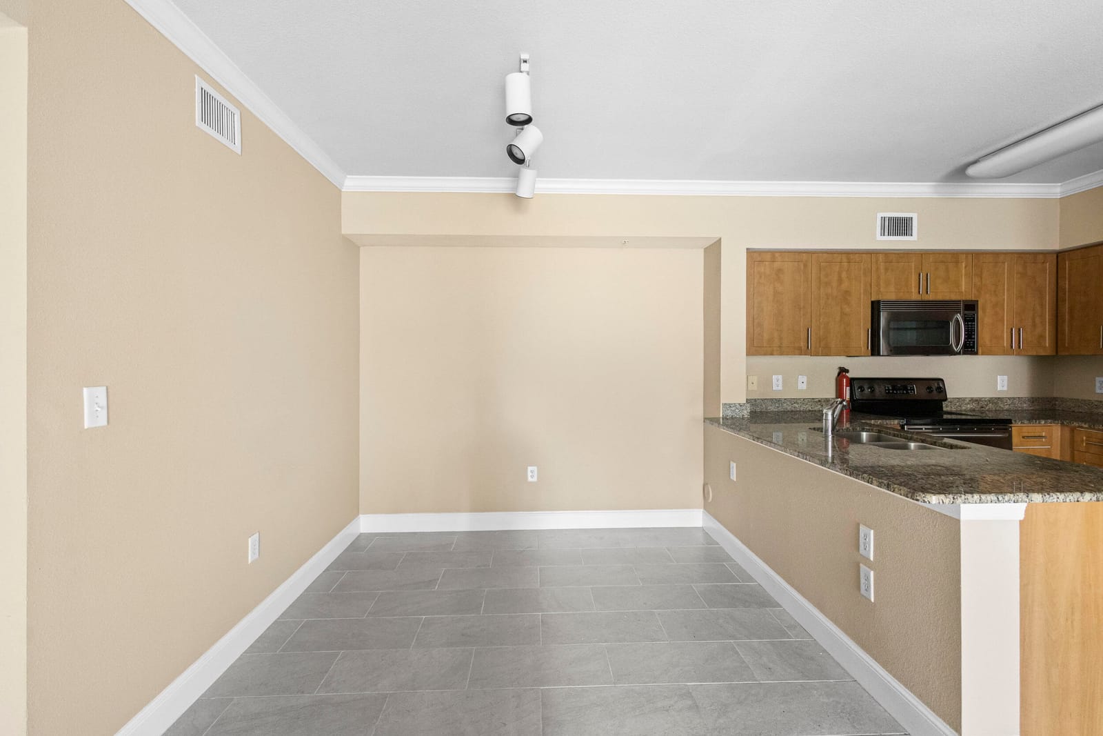 6450 EMERALD DUNES Drive 103, West Palm Beach, FL 33411 photo 11