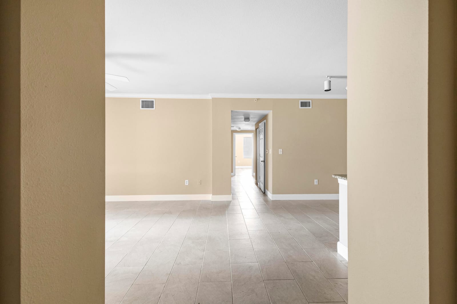 6450 EMERALD DUNES Drive 103, West Palm Beach, FL 33411 photo 8