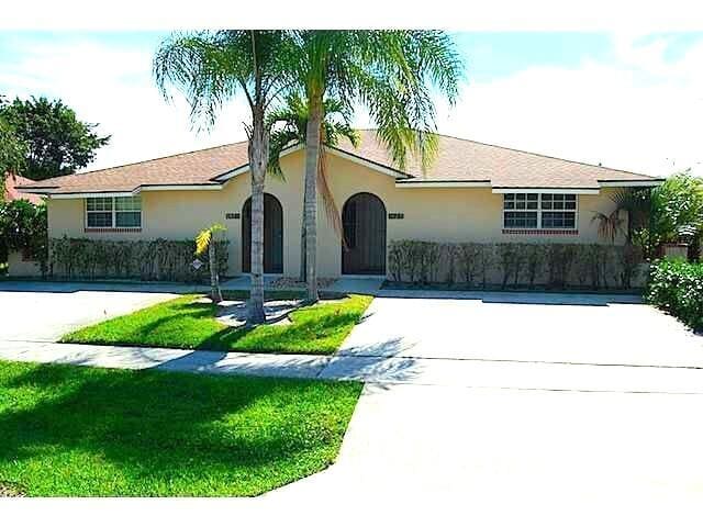 1427 Riverside Circle, Wellington, FL 33414