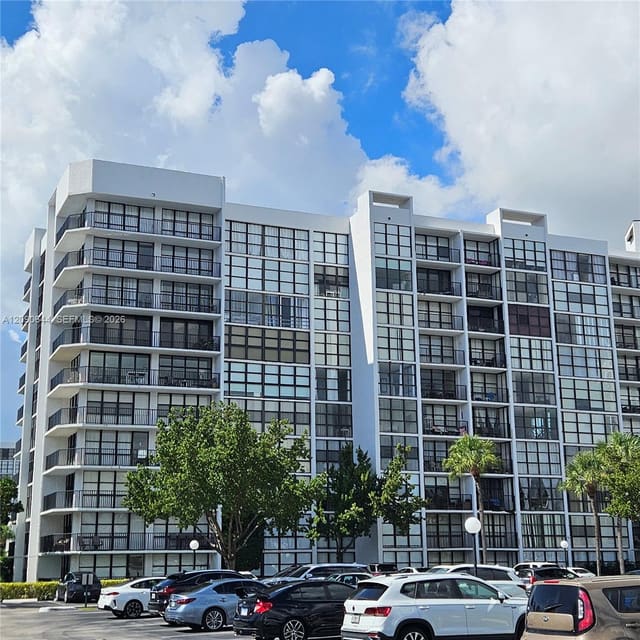 1000 Parkview Drive 124, Hallandale Beach, FL 33009