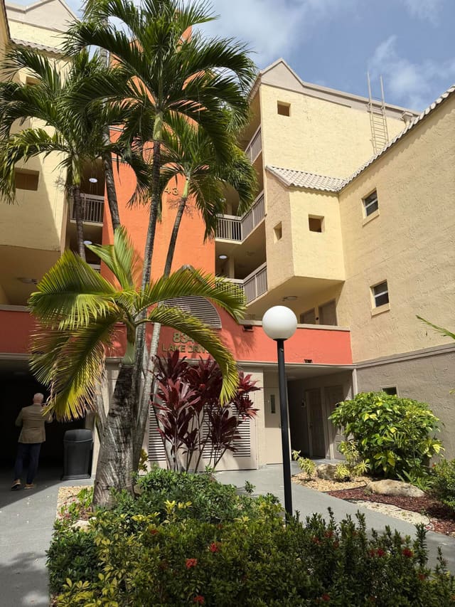 8343 LAKE Drive 207, Doral, FL 33166