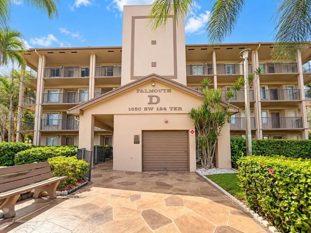 1650 SW 124th Terrace 204D, Pembroke Pines, FL 33027