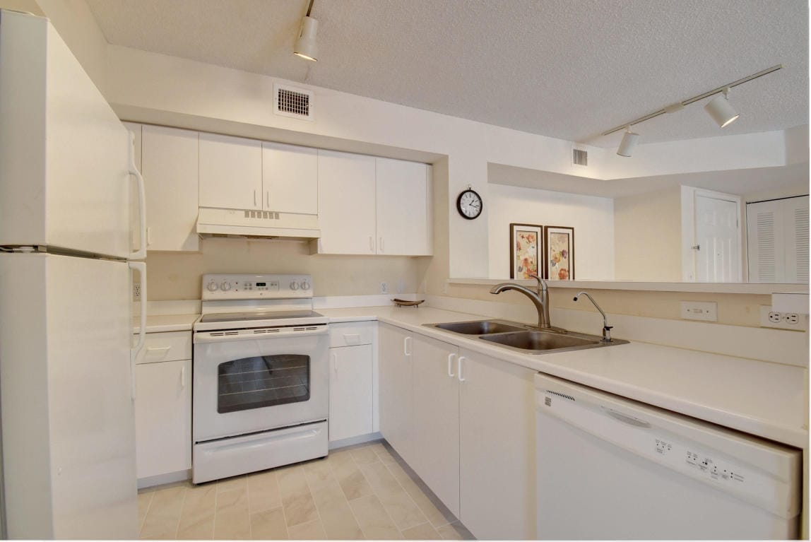 135 Yacht Club Way 207, Hypoluxo, FL 33462 photo 1