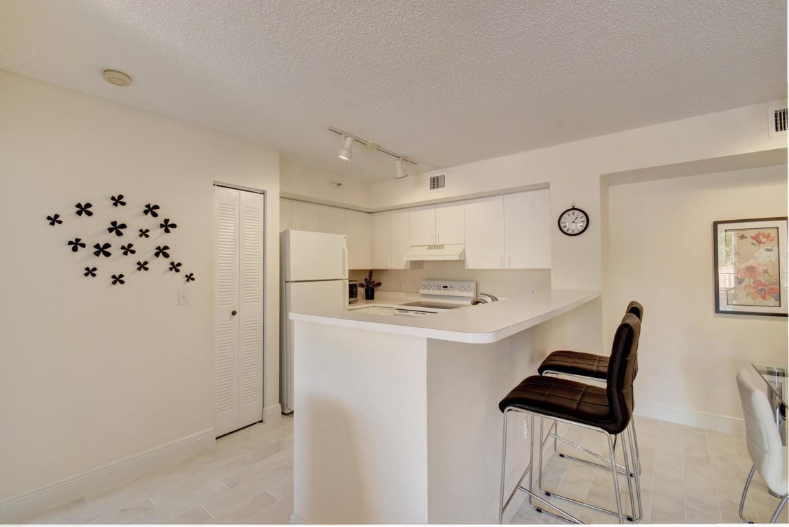 135 Yacht Club Way 207, Hypoluxo, FL 33462 photo 2