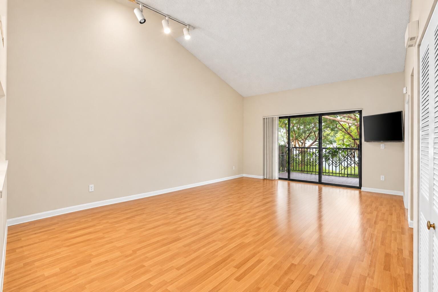 906 CONGRESSIONAL Way 906 — photo 4