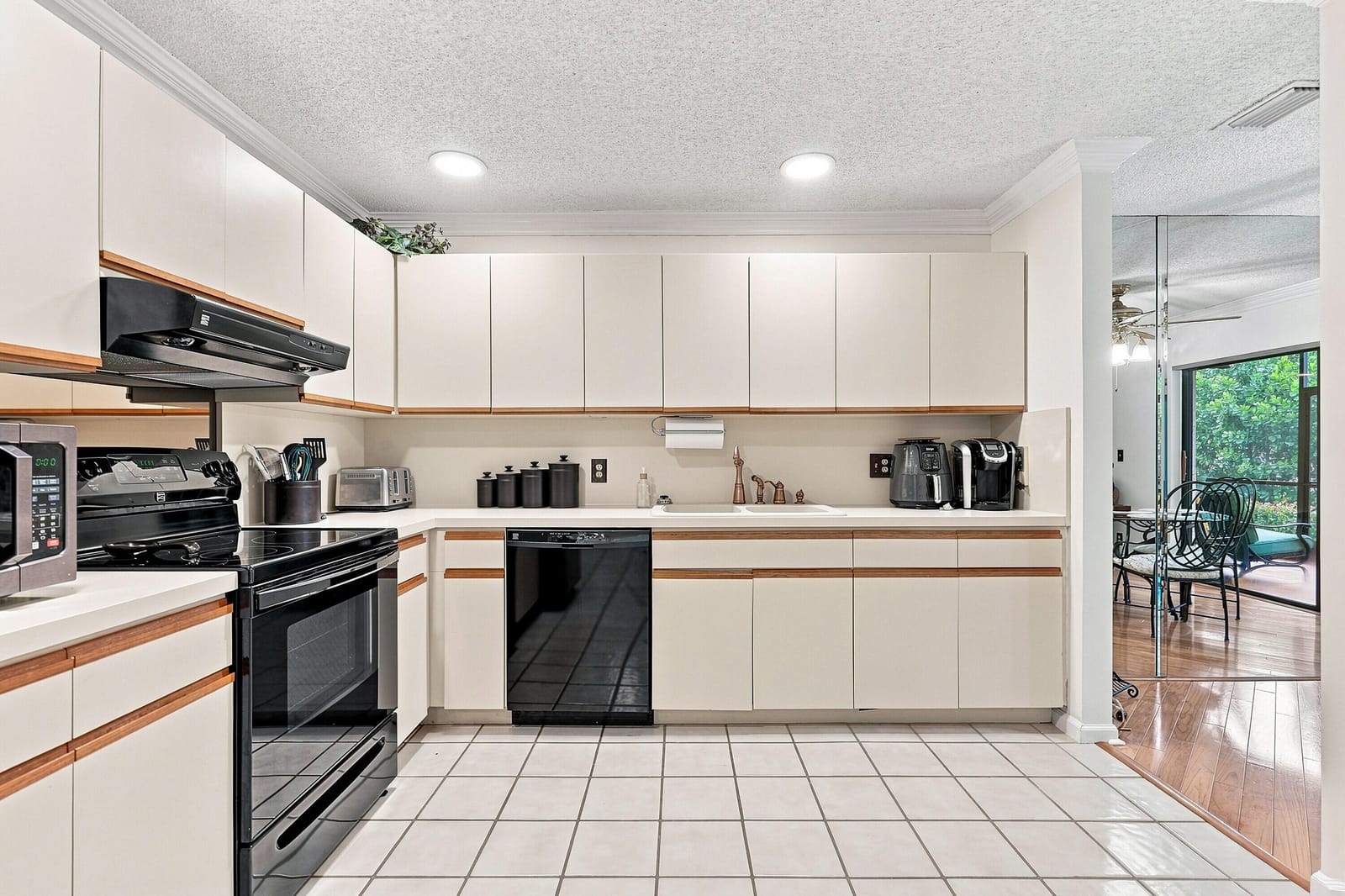 11 Lexington Lane E B — photo 8
